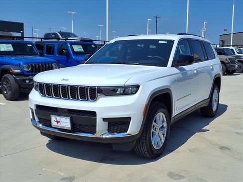 New 2025 Jeep Grand Cherokee L Laredo image 3