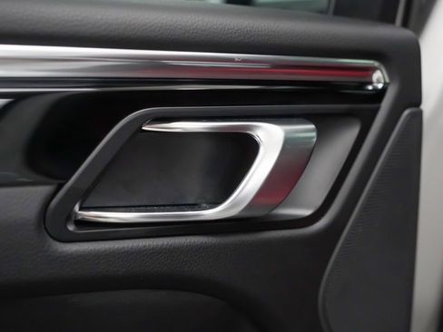 Certified 2025 Porsche Macan image 15