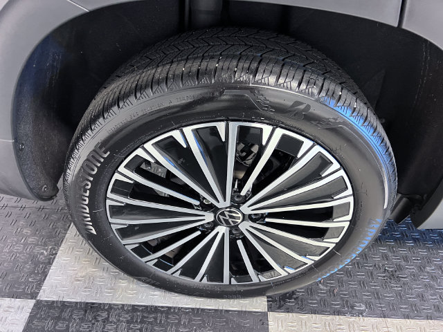 Certified 2025 Volkswagen Taos SE FWD image 14