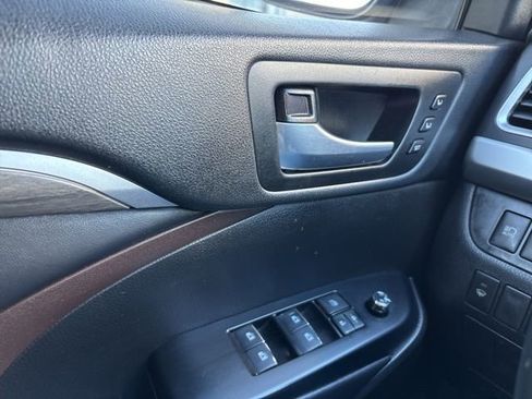 Used 2018 Toyota Highlander Limited image 12