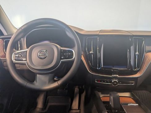 Used 2023 Volvo XC60 B5 Plus image 16