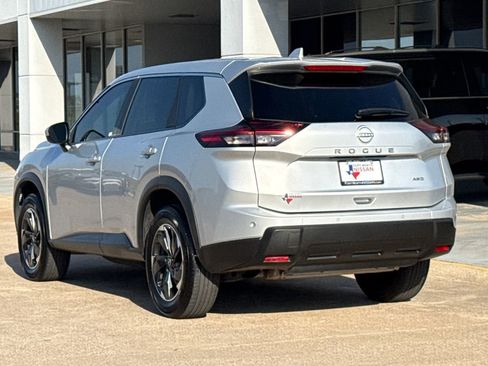 Used 2025 Nissan Rogue SV image 7