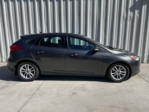 Used 2017 Ford Focus SE FWD image 2