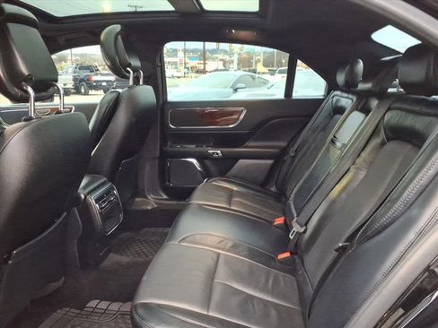 Used 2017 Lincoln Continental Select image 15