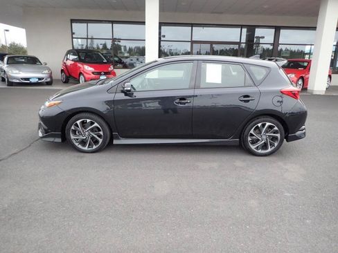 Used 2018 Toyota Corolla iM w/ Carpet Mat Package (TMS) FWD image 2