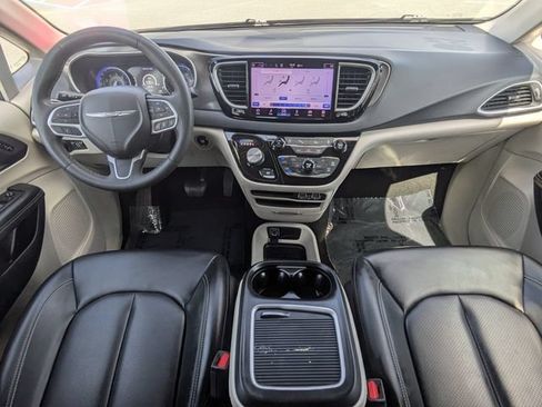 Used 2023 Chrysler Pacifica Touring-L FWD image 17