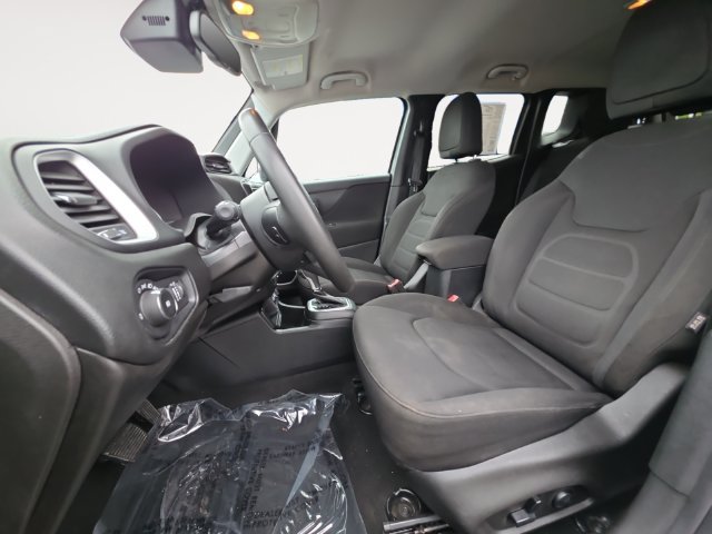 Used 2019 Jeep Renegade Latitude w/ Popular Equipment Group FWD image 9