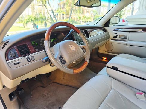 Used 2003 Lincoln Town Car Cartier image 90