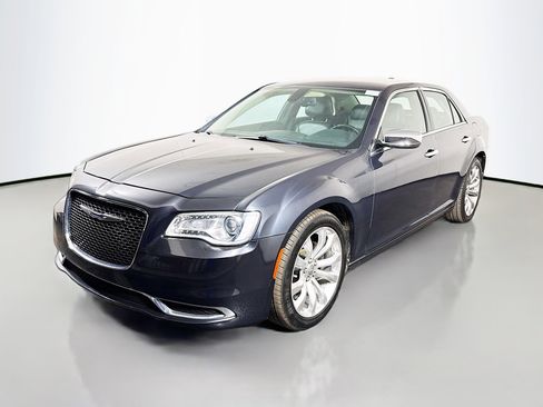 Used 2018 Chrysler 300 Limited RWD image 4