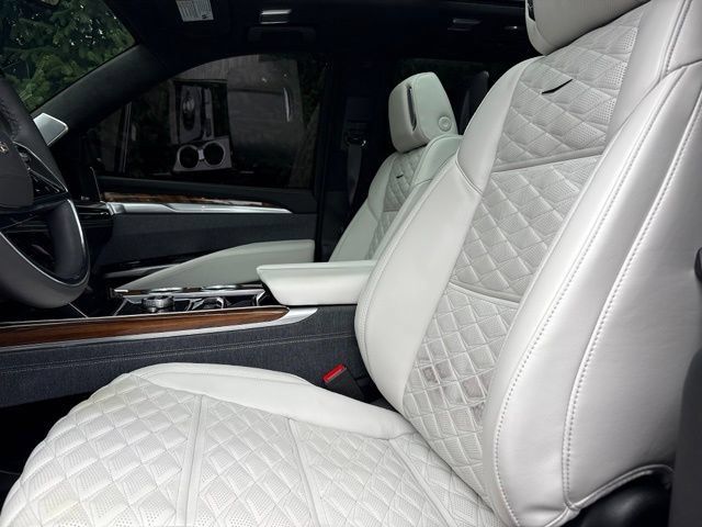 Certified 2025 Cadillac Escalade Sport Platinum w/ LPO, ONYX Package AWD/4WD image 32