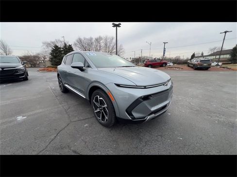 Used 2025 Chevrolet Equinox EV LT w/ Convenience Package image 2