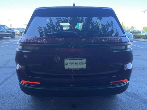 Used 2024 Jeep Grand Cherokee Altitude AWD/4WD image 32