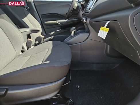 New 2025 Nissan Kicks Play S image 5