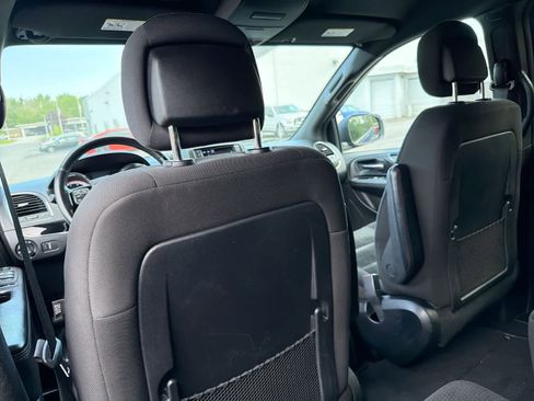 Used 2019 Dodge Grand Caravan SE FWD image 19