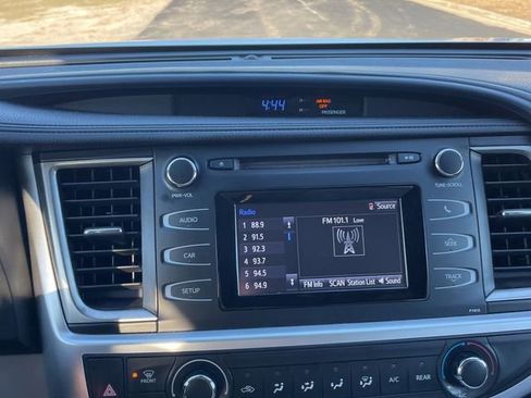 Used 2019 Toyota Highlander LE image 17