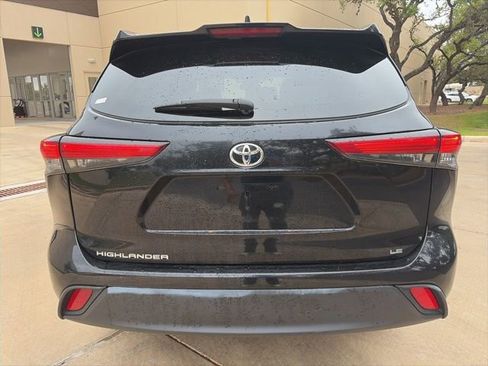 Used 2023 Toyota Highlander LE FWD image 3