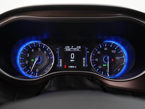 Used 2018 Chrysler Pacifica Touring-L w/ Tire & Wheel Group FWD image 26