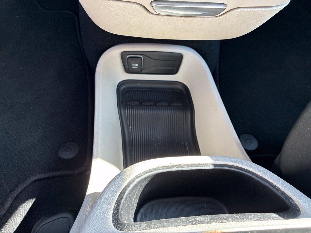 Used 2023 Chrysler Pacifica Touring-L FWD image 31