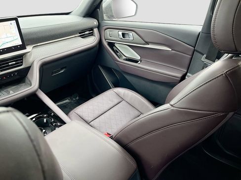 Used 2025 Ford Explorer Platinum image 23