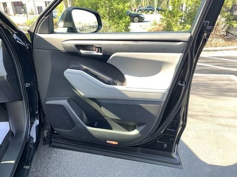 Used 2023 Toyota Highlander XLE image 13