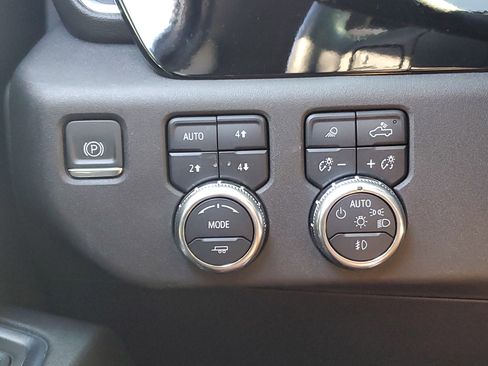 Used 2024 GMC Sierra 2500 SLT w/ SLT Premium Package image 25