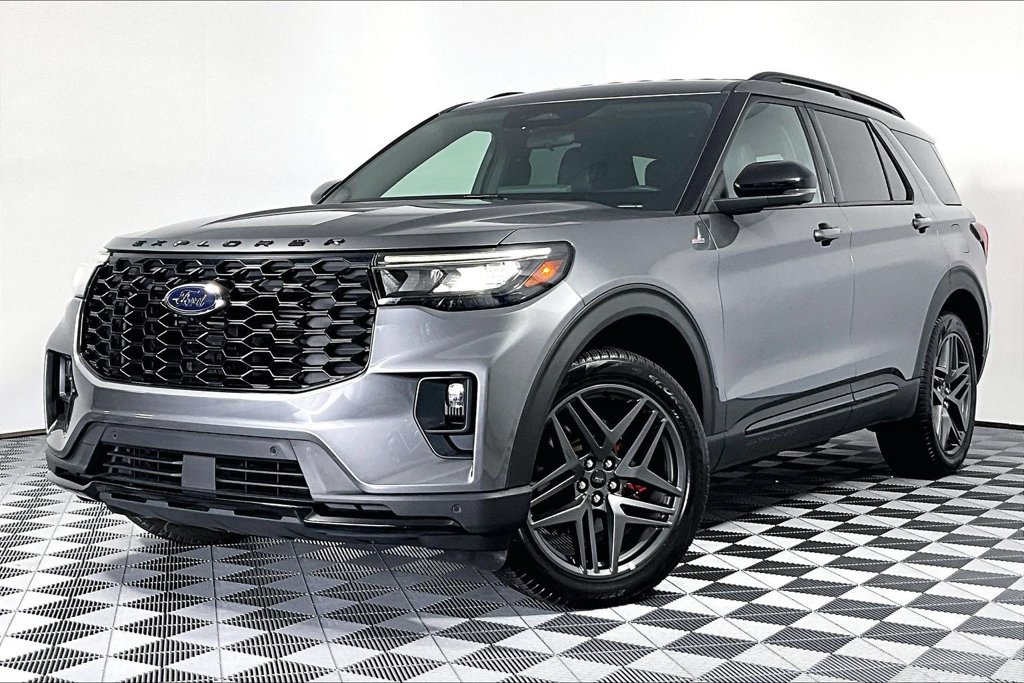 Used 2025 Ford Explorer ST-Line w/ ST-Line Street Pack AWD/4WD image 2