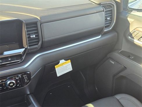 New 2026 GMC Sierra 1500 SLT image 17