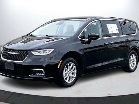 Certified 2024 Chrysler Pacifica Touring-L image 4