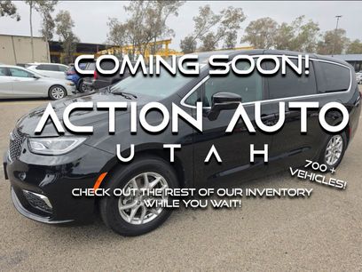 Used 2025 Chrysler Pacifica Select