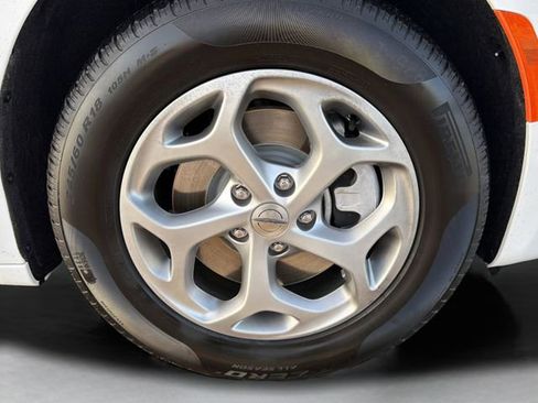 Used 2024 Chrysler Pacifica Limited image 9