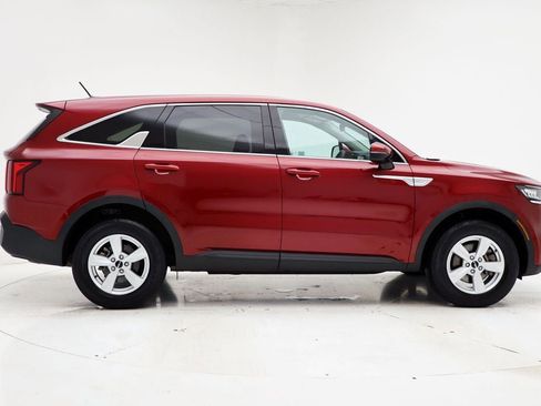 Used 2023 Kia Sorento LX image 3