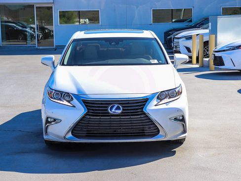 Used 2018 Lexus ES 300h w/ Navigation Package FWD image 2
