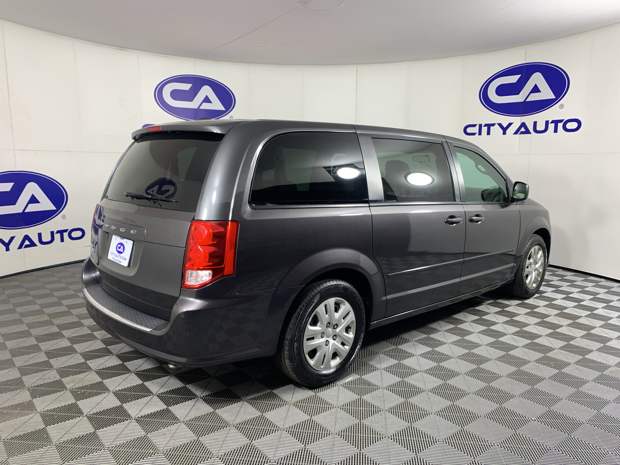 Used 2016 Dodge Grand Caravan SE w/ Quick Order Package 29E SE FWD image 3