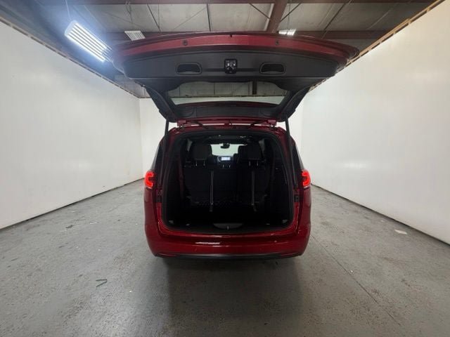 New 2027 Chrysler Pacifica Select AWD/4WD image 8