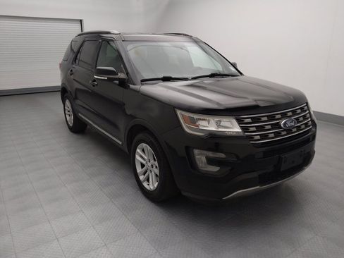 Used 2017 Ford Explorer XLT image 13