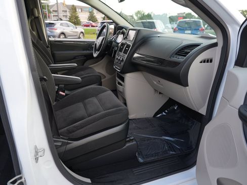 Used 2018 Dodge Grand Caravan SE w/ UConnect Hands-Free Group FWD image 28