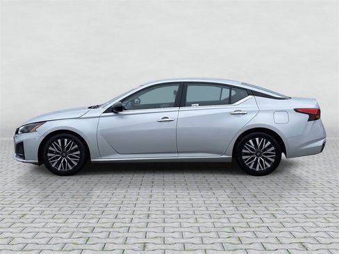 Used 2024 Nissan Altima 2.5 SV image 2