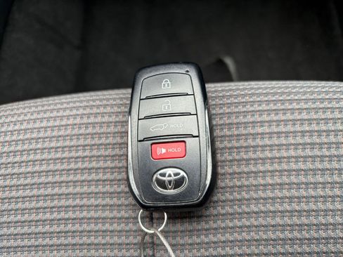 Used 2025 Toyota Highlander LE FWD image 21