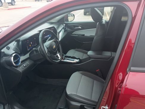 Used 2025 Chevrolet Trax LT w/ LT Convenience Package image 3