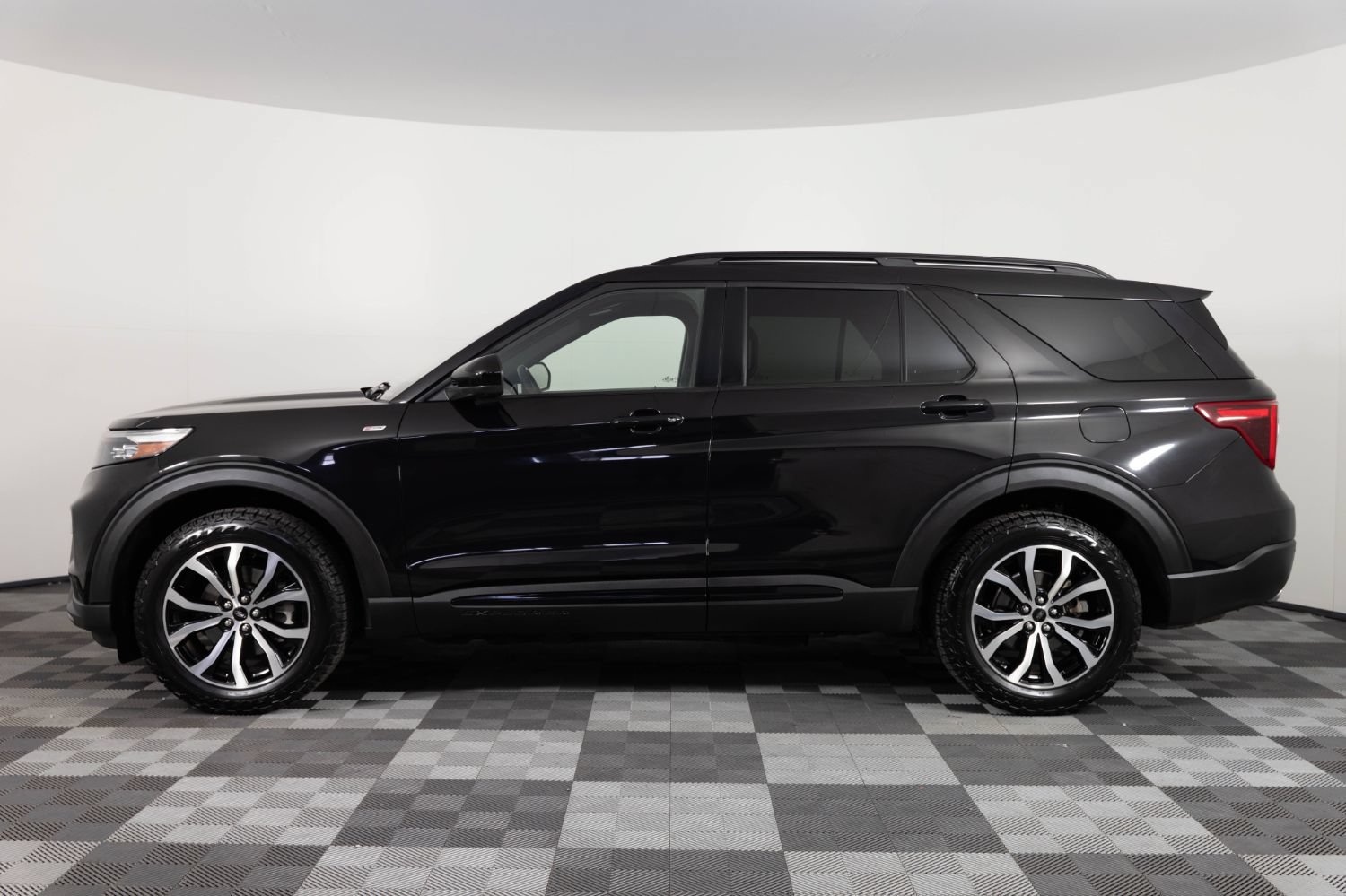 Used 2022 Ford Explorer ST-Line w/ Class IV Trailer Tow Package AWD/4WD image 3