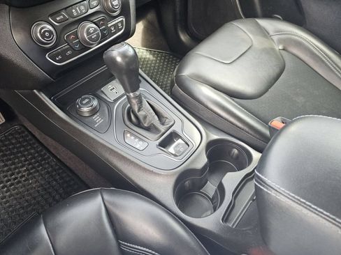Used 2019 Jeep Cherokee Latitude Plus w/ Comfort/Convenience Group AWD/4WD image 30
