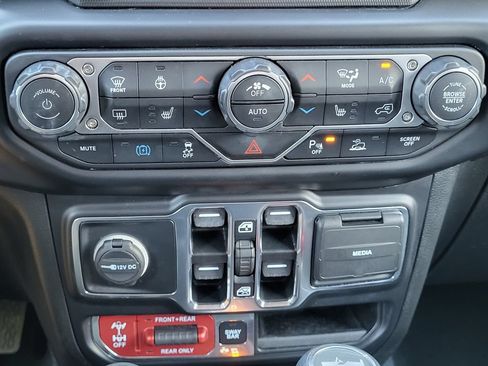 Used 2022 Jeep Wrangler Unlimited Rubicon 4xe w/ Cold Weather Group AWD/4WD image 22