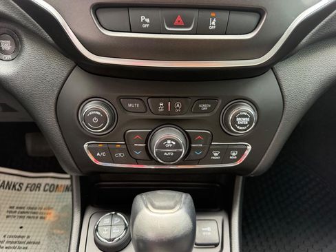 Used 2021 Jeep Cherokee Trailhawk w/ Premium Leather Package AWD/4WD image 16