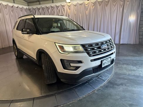 Used 2017 Ford Explorer XLT w/ Equipment Group 202A FWD image 3