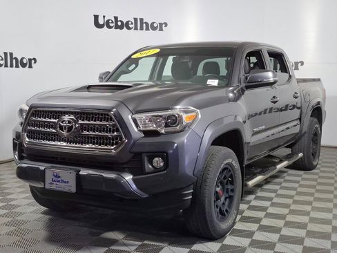 Used 2017 Toyota Tacoma TRD Sport image 3