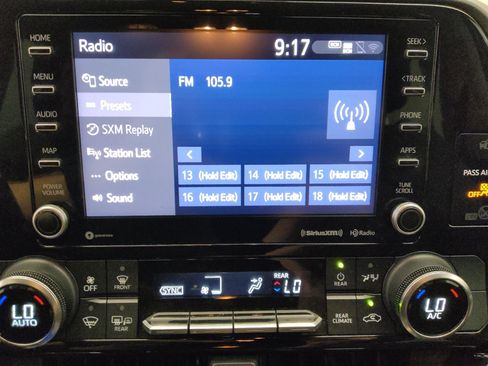 Used 2022 Toyota Highlander LE FWD image 25