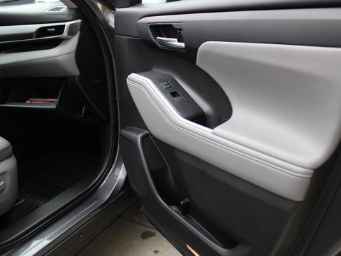 Used 2021 Toyota Highlander XLE image 22