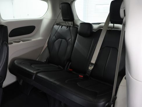 Used 2024 Chrysler Pacifica Touring-L image 38