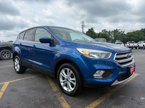 Used 2017 Ford Escape SE w/ SE Cold Weather Package FWD image 4
