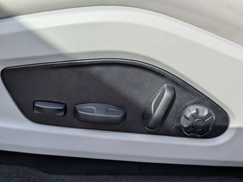 Used 2025 Porsche Macan 4 Electric AWD/4WD image 16